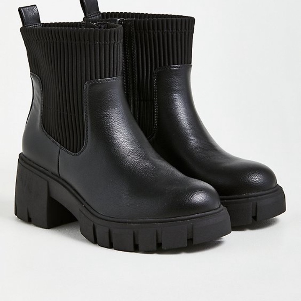 NEW TORRID FAUX LEATHER CHELSEA BOOTIE - Picture 4 of 5